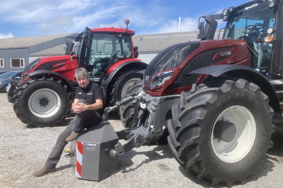 Per Kjeldsen sælger Valtra-traktorer i Agrotek i Hobro. 