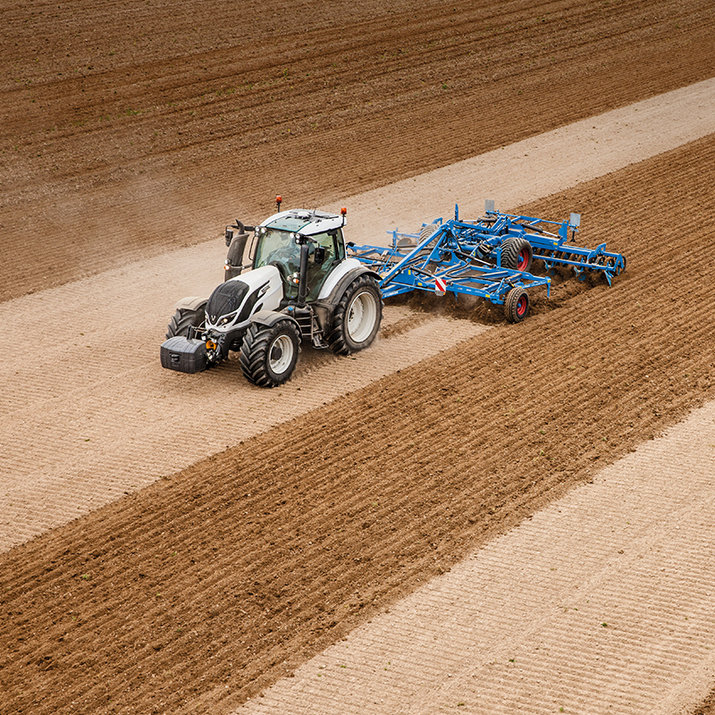 valtra tractor on field auto-guide